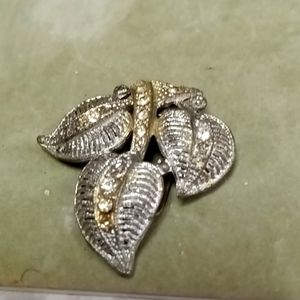 VINTAGE  POT METAL CLEAR  RHINESTONE LEAF/FLORAL DRESS CLIP